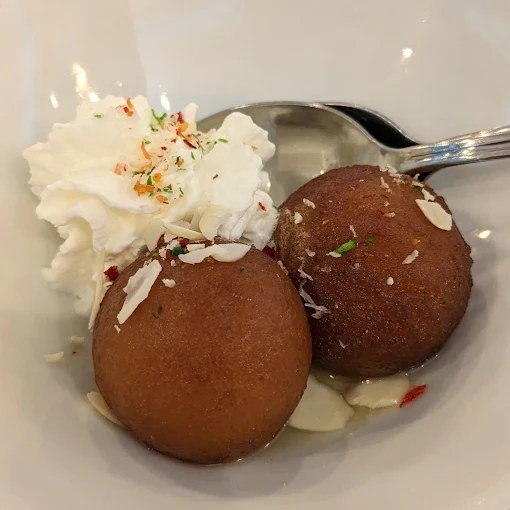 Postre tradicional servido en Annapurna Tandoori