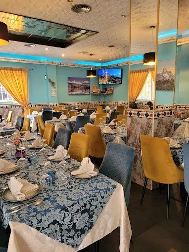Salón interior de Annapurna Tandoori en Madrid