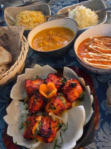 Selección de tandoori, currys y arroz de Annapurna Tandoori