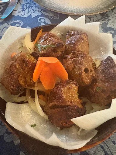 Brochetas especiadas al estilo tandoori